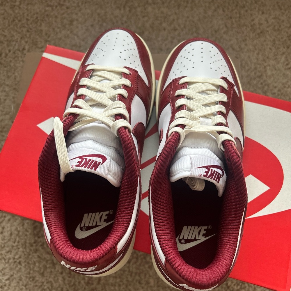 Nike - Picture 2 of 4